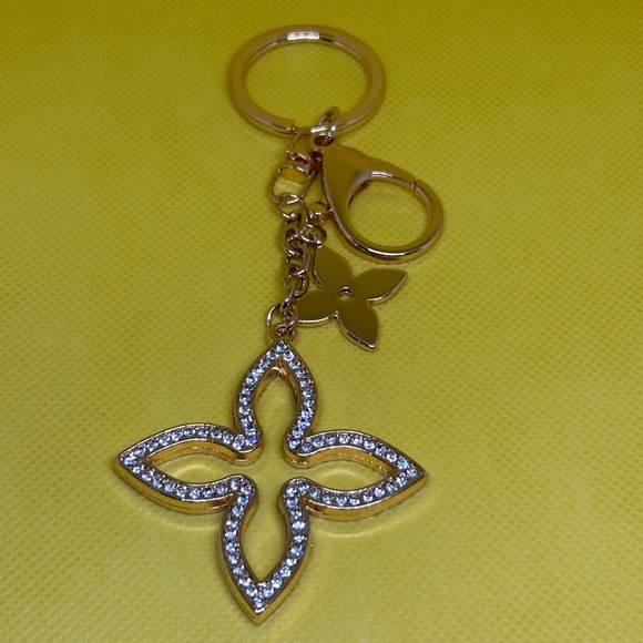 Gold Floral Pendant Keychain - Picture 5 of 5